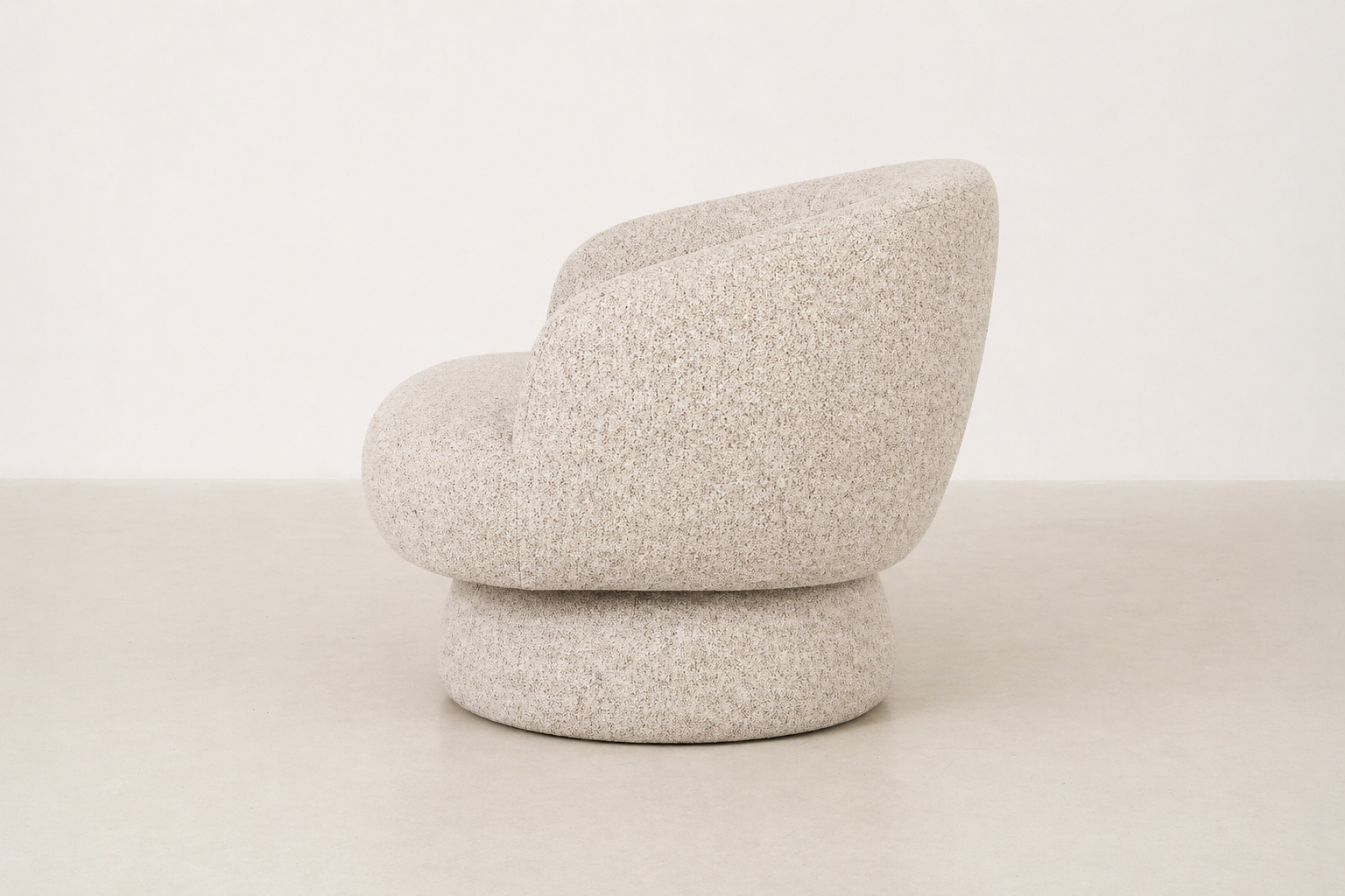 Living room needs Stamware – the chair that turns your space into a sanctuary. Wrapped in a soft taupe fabric with pillowy comfort and full swivel magic, it’s your new go-to for lazy mornings, cozy reads, and chic lounging.
