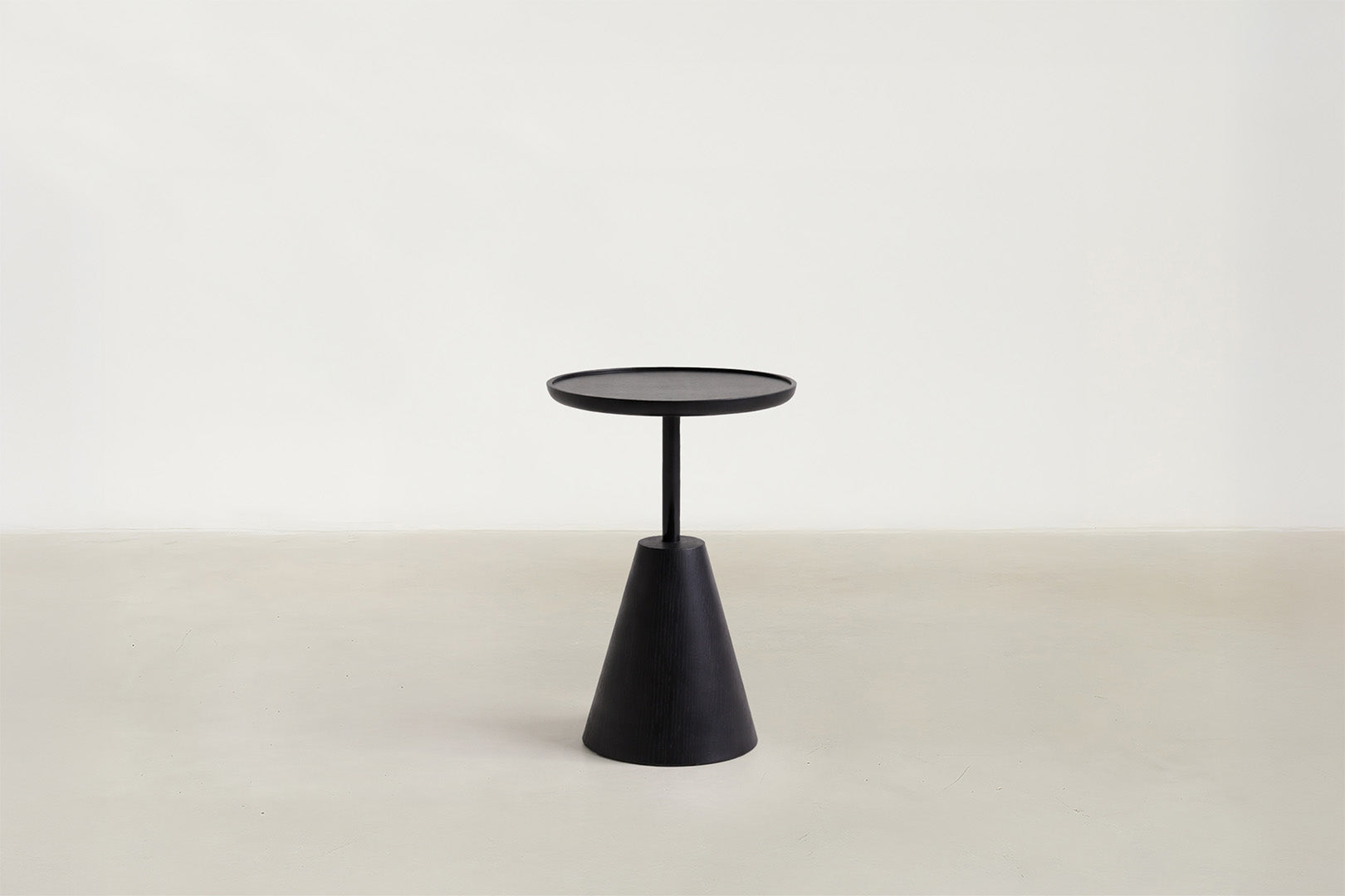 Vaofisi Japandi end table with black oak veneer top and base