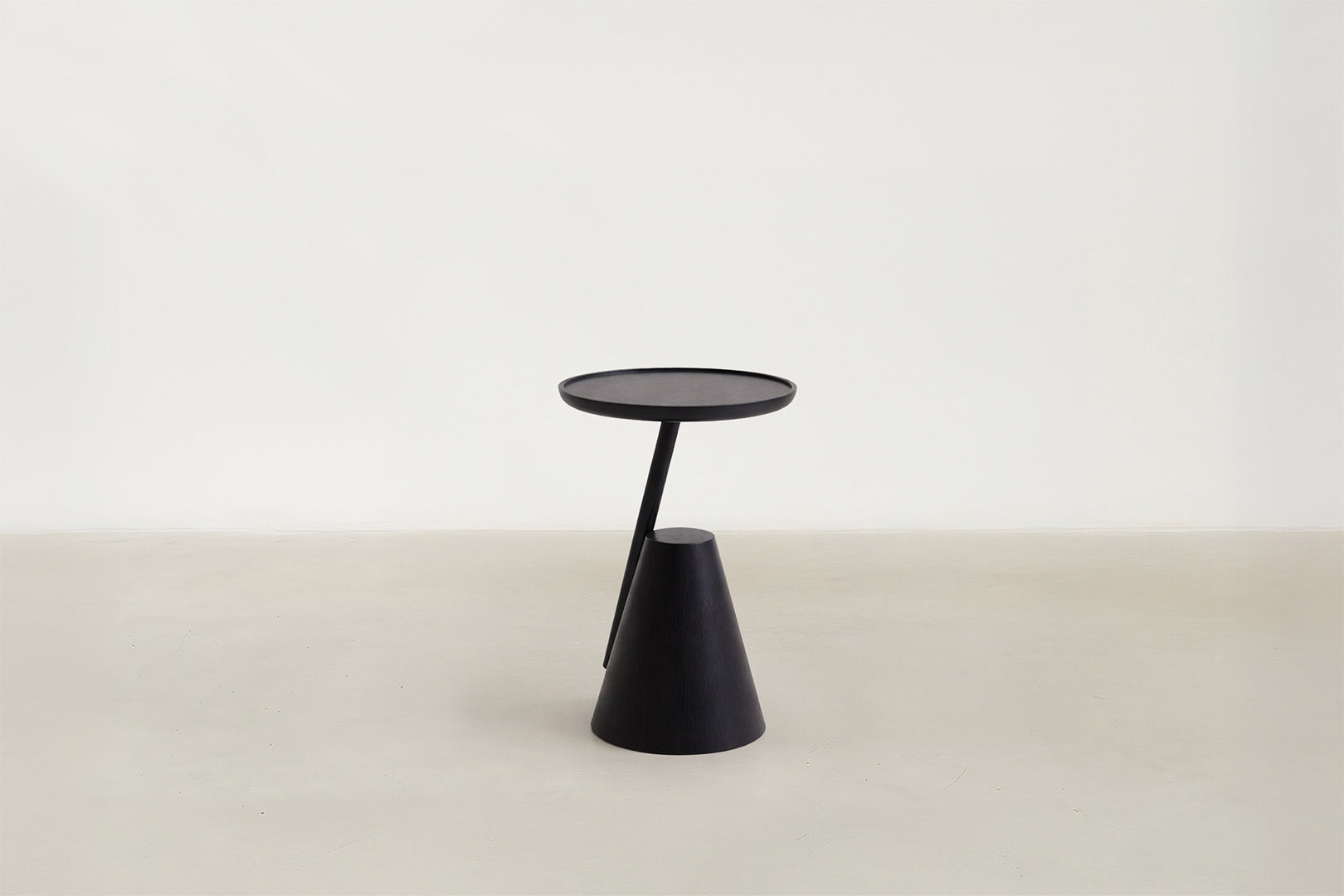 Vaofisi Japandi end table with black oak veneer top and base